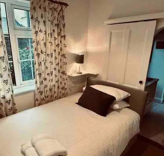 Wonderful Town House Where Are Current President Connolly Has Stayed While Visiting Town Tatil Evi *